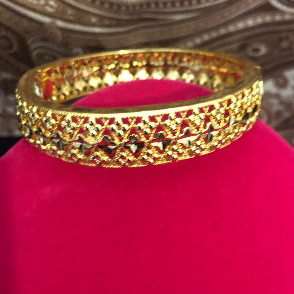 ❌SOLD❌14k Gold Plated Square Design Bangle - Picture 3 of 8